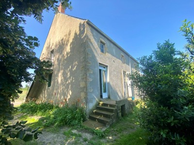MAISON ET DEPENDANCES SUR BEAU TERRAIN - PUITS - ST FRANCHY - 111.54 m2 - VENDU