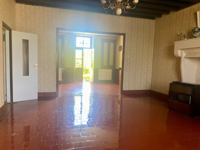 MAISON ET DEPENDANCES SUR BEAU TERRAIN - PUITS - ST FRANCHY - 111.54 m2 - VENDU