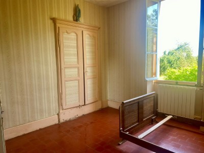 MAISON ET DEPENDANCES SUR BEAU TERRAIN - PUITS - ST FRANCHY - 111.54 m2 - VENDU
