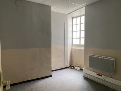 IMMEUBLE DE COMMERCE - 2 LOGEMENTS - 1 ATELIER A VENDRE - CHATILLON EN BAZOIS - 182.23 m2 - 140000€