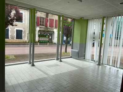 IMMEUBLE DE COMMERCE - 2 LOGEMENTS - 1 ATELIER A VENDRE - CHATILLON EN BAZOIS - 182.23 m2 - 140000€