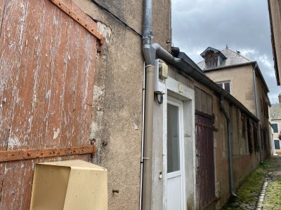 IMMEUBLE DE COMMERCE - 2 LOGEMENTS - 1 ATELIER A VENDRE - CHATILLON EN BAZOIS - 182.23 m2 - 140000€