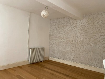 IMMEUBLE DE COMMERCE - 2 LOGEMENTS - 1 ATELIER A VENDRE - CHATILLON EN BAZOIS - 182.23 m2 - 140000€