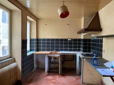 IMMEUBLE DE COMMERCE - 2 LOGEMENTS - 1 ATELIER A VENDRE - CHATILLON EN BAZOIS - 182.23 m2 - 140000€