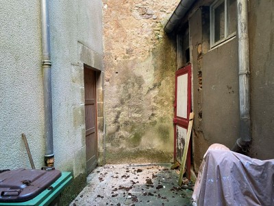 IMMEUBLE DE RAPPORT A VENDRE - ST SAULGE - 159.23 m2 - 77 000 €