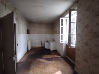MAISON A VENDRE - CHATEAU CHINON VILLE - 349.38 m2 - 142000€