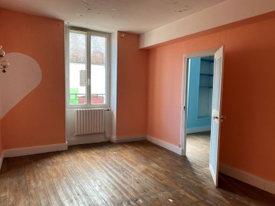 MAISON DE VILLAGE AVEC COUR ET GARAGE A VENDRE - CHATILLON EN BAZOIS - 117.84 m2 - 34000€