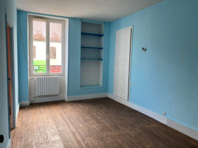 MAISON DE VILLAGE AVEC COUR ET GARAGE A VENDRE - CHATILLON EN BAZOIS - 117.84 m2 - 34000€