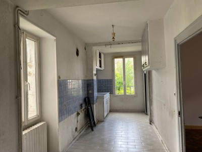 MAISON DE VILLAGE AVEC COUR ET GARAGE A VENDRE - CHATILLON EN BAZOIS - 117.84 m2 - 36000 €