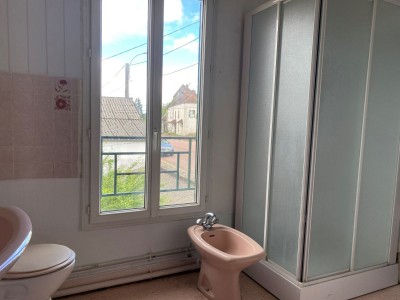 MAISON DE VILLAGE AVEC COUR ET GARAGE A VENDRE - CHATILLON EN BAZOIS - 117.84 m2 - 34000€