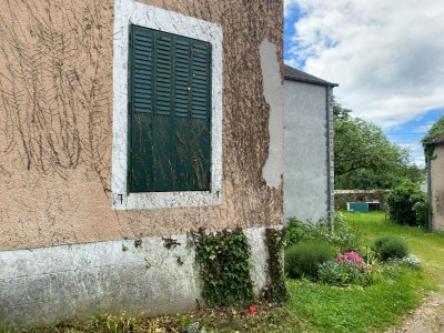 MAISON DE VILLAGE AVEC COUR ET GARAGE A VENDRE - CHATILLON EN BAZOIS - 117.84 m2 - 34000€