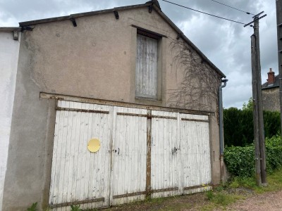 MAISON DE VILLAGE AVEC COUR ET GARAGE A VENDRE - CHATILLON EN BAZOIS - 117.84 m2 - 36000 €