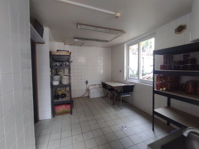 Maison de 11 pices et 6 Chambres A VENDRE - MONTREUILLON - 266.69 m2 - 185000€