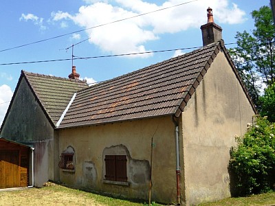 MAISON DE BOURG - GRANGE ET JARDIN A VENDRE - ST SAULGE - 67.6 m2 - 39000€