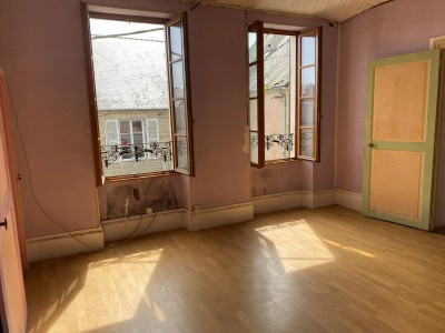 MAISON DE VILLAGE COEUR NIVERNAIS - 4 PIECES - 90 M2 - COUR - 30 000 
