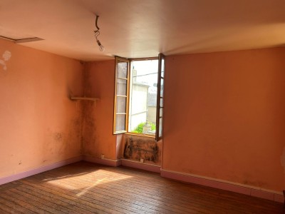 MAISON DE VILLAGE COEUR NIVERNAIS - 4 PIECES - 90 M2 - COUR - 30 000 