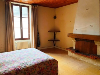 MAISON COEUR VILLAGE AVEC JARDIN A VENDRE - ST SAULGE - 151.85 m2 - 34000€