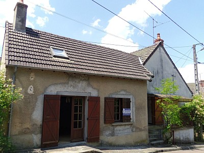 MAISON DE BOURG - GRANGE ET JARDIN A VENDRE - ST SAULGE - 67.6 m2 - 39 000 €